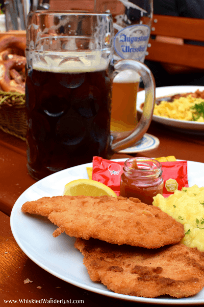 Een bord schnitzel en een pul dunkelbier in München.